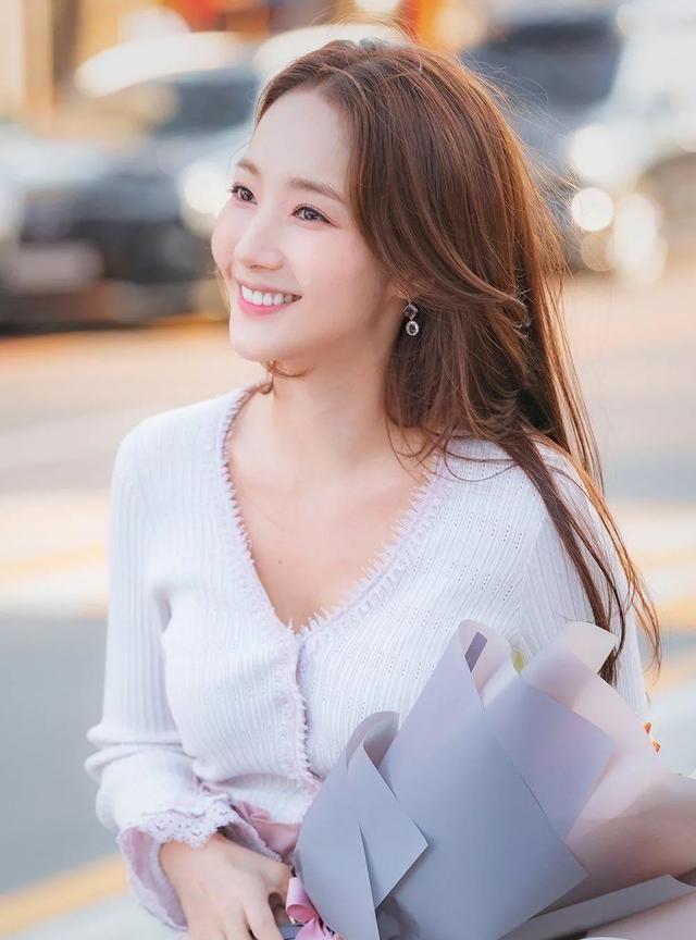 18岁就整容、被传潜规则上位，她可真不简单