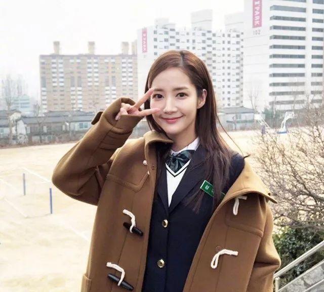 18岁就整容、被传潜规则上位，她可真不简单