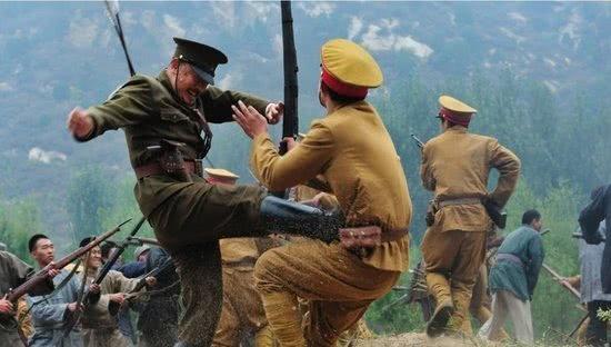 女兵穿丝袜高跟鞋打仗，徒手撕鬼子？专家：真正抗日战争不是这样