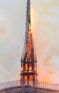 ​巴黎圣母院突发大火！800年历史古迹被焚毁！