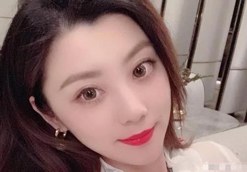 “王牌女郎”费费何许人也？颜值身段才华样样不缺，为何甘愿打杂