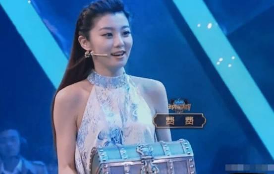 “王牌女郎”费费何许人也？颜值身段才华样样不缺，为何甘愿打杂