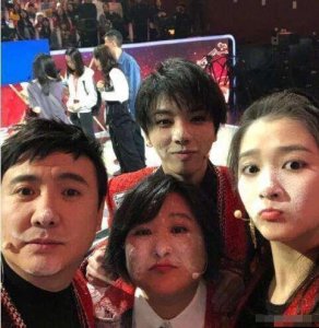 ​“王牌女郎”费费何许人也？颜值身段才华样样不缺，为何甘愿打杂