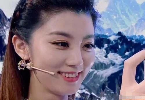 “王牌女郎”费费何许人也？颜值身段才华样样不缺，为何甘愿打杂