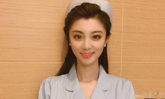 “王牌女郎”费费何许人也？颜值身段才华样样不缺，为何甘愿打杂