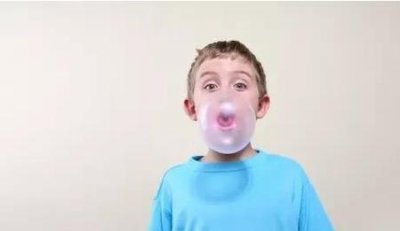 ​把口香糖咽到肚子里有什么危害吗(口香糖咽到肚子里有没有事)