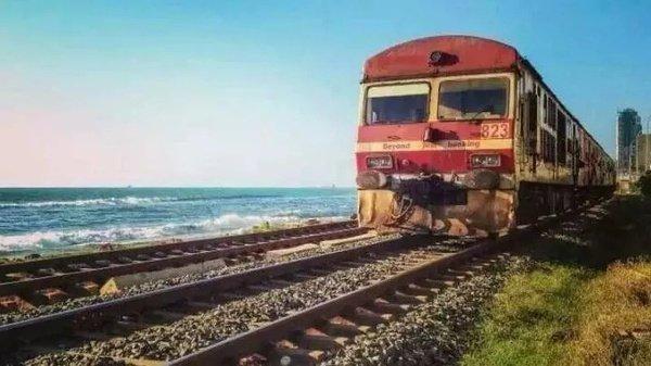世界上最浪漫海上火车！列车就在海边走