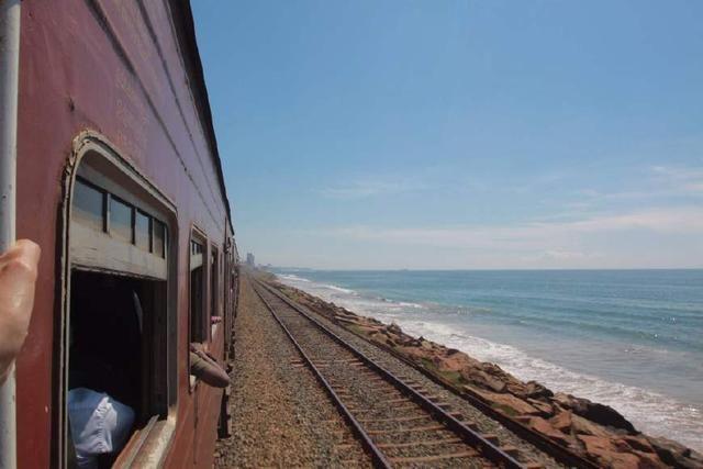 世界上最浪漫海上火车！列车就在海边走
