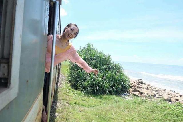 世界上最浪漫海上火车！列车就在海边走
