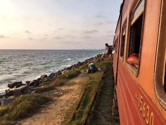 世界上最浪漫海上火车！列车就在海边走