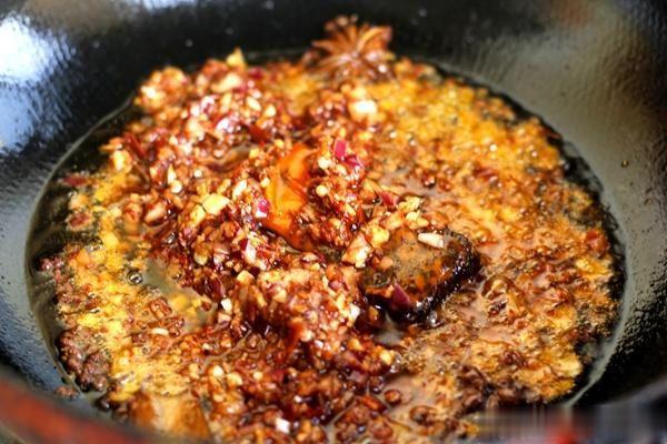 麻辣火锅鸡的家常做法 有料火锅美食 蘸料有特色 上桌抢着吃