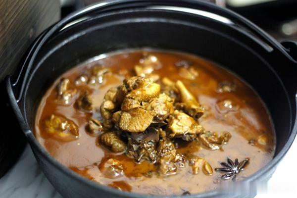 麻辣火锅鸡的家常做法 有料火锅美食 蘸料有特色 上桌抢着吃