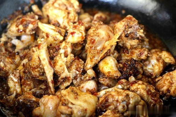 麻辣火锅鸡的家常做法 有料火锅美食 蘸料有特色 上桌抢着吃