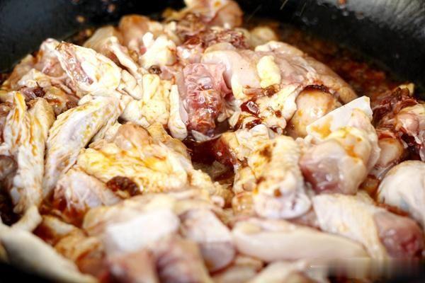 麻辣火锅鸡的家常做法 有料火锅美食 蘸料有特色 上桌抢着吃