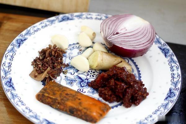 麻辣火锅鸡的家常做法 有料火锅美食 蘸料有特色 上桌抢着吃