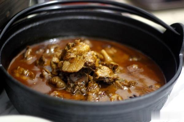 麻辣火锅鸡的家常做法 有料火锅美食 蘸料有特色 上桌抢着吃