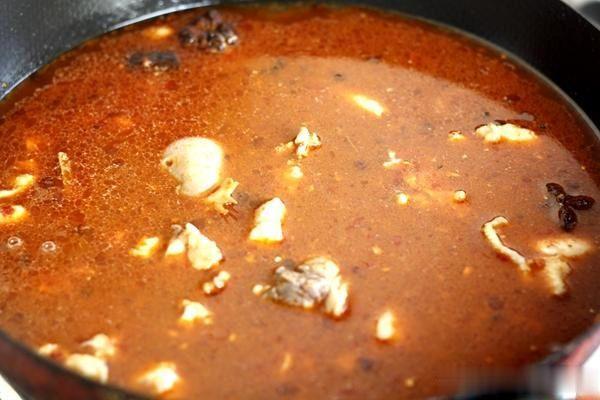 麻辣火锅鸡的家常做法 有料火锅美食 蘸料有特色 上桌抢着吃