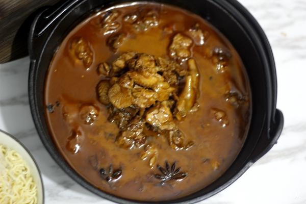 麻辣火锅鸡的家常做法 有料火锅美食 蘸料有特色 上桌抢着吃