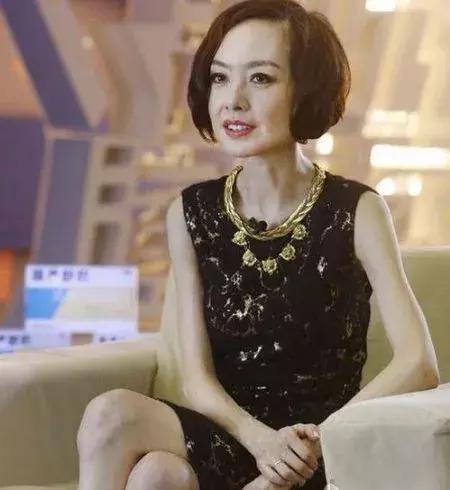 鲁豫新发型神似郭碧婷，发际线高原来要留这种刘海！