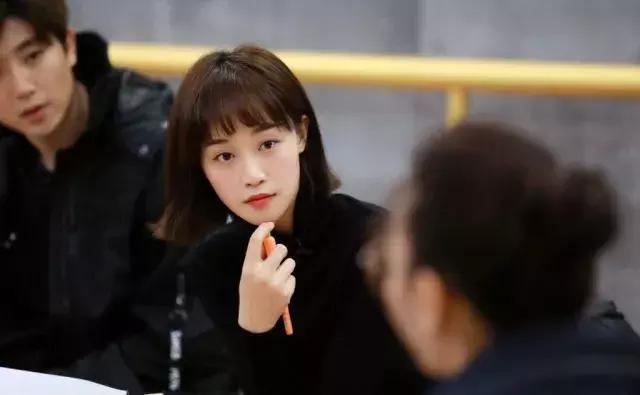 鲁豫新发型神似郭碧婷，发际线高原来要留这种刘海！