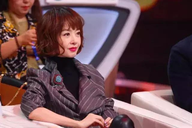 鲁豫新发型神似郭碧婷，发际线高原来要留这种刘海！