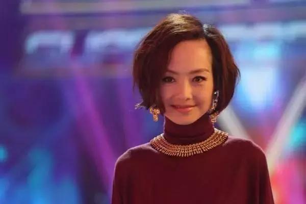 鲁豫新发型神似郭碧婷，发际线高原来要留这种刘海！