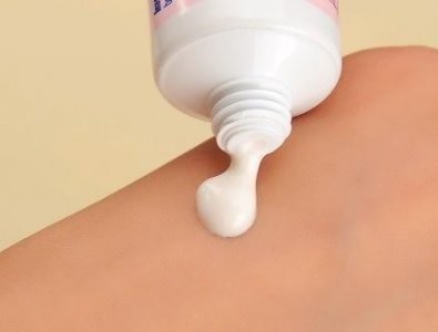 ​防晒是必须涂的吗(该不该涂每天涂防晒霜)