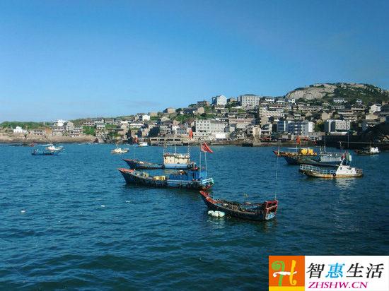 2.舟山市至东极岛的往返船费为100元/人，其中从舟山本岛至东极镇的往返船费60元/人，从舟山市至东极镇的来回航线为25公里。