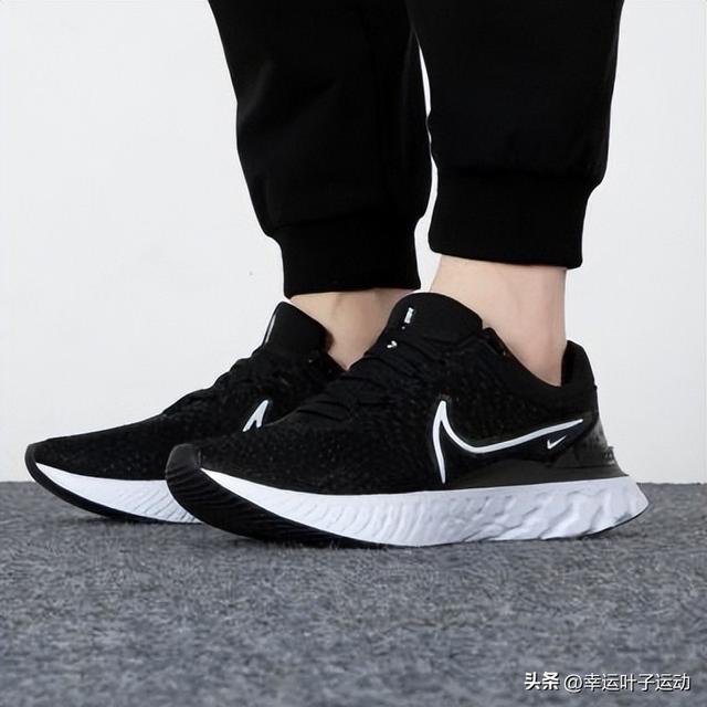 哪款耐克跑鞋最舒服（两双耐克跑鞋对比测评）(7)