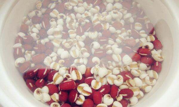 薏米红豆与芡实的比例,赤小豆 薏米 芡实熬粥的比例是怎么加的呢图1