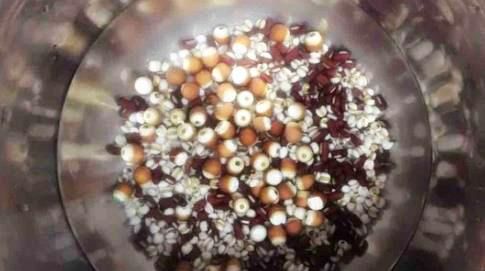 薏米红豆与芡实的比例,赤小豆 薏米 芡实熬粥的比例是怎么加的呢图13