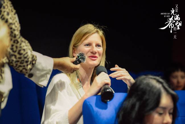 电影《又是充满希望的一天》戛纳展映获赞 呈现劳动者困境故事引发共情  