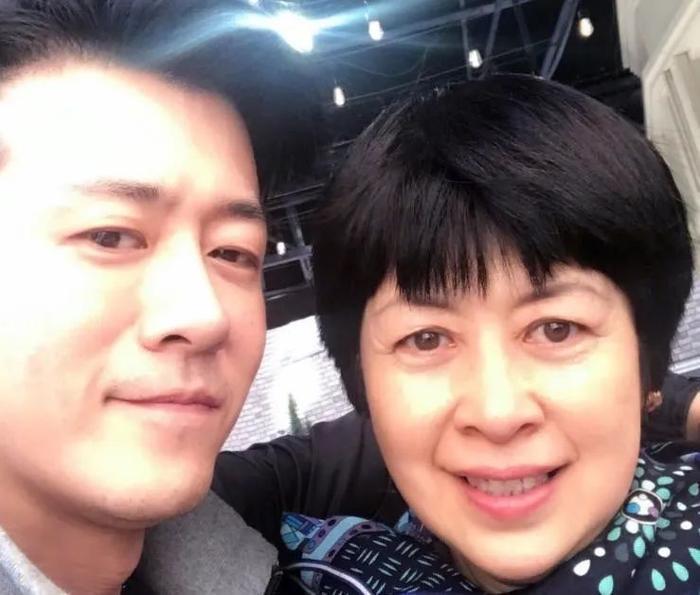 《倚天》中杨逍与赵露思演情侣，相差18岁画风与陈建斌一样油腻