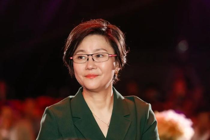 《倚天》中杨逍与赵露思演情侣，相差18岁画风与陈建斌一样油腻