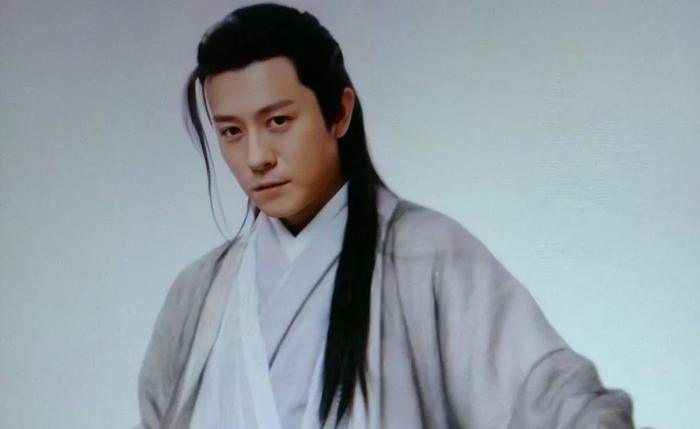 《倚天》中杨逍与赵露思演情侣，相差18岁画风与陈建斌一样油腻