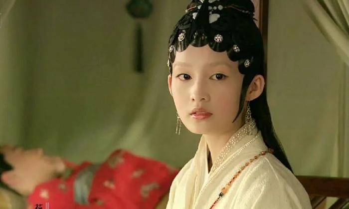 《倚天》中杨逍与赵露思演情侣，相差18岁画风与陈建斌一样油腻