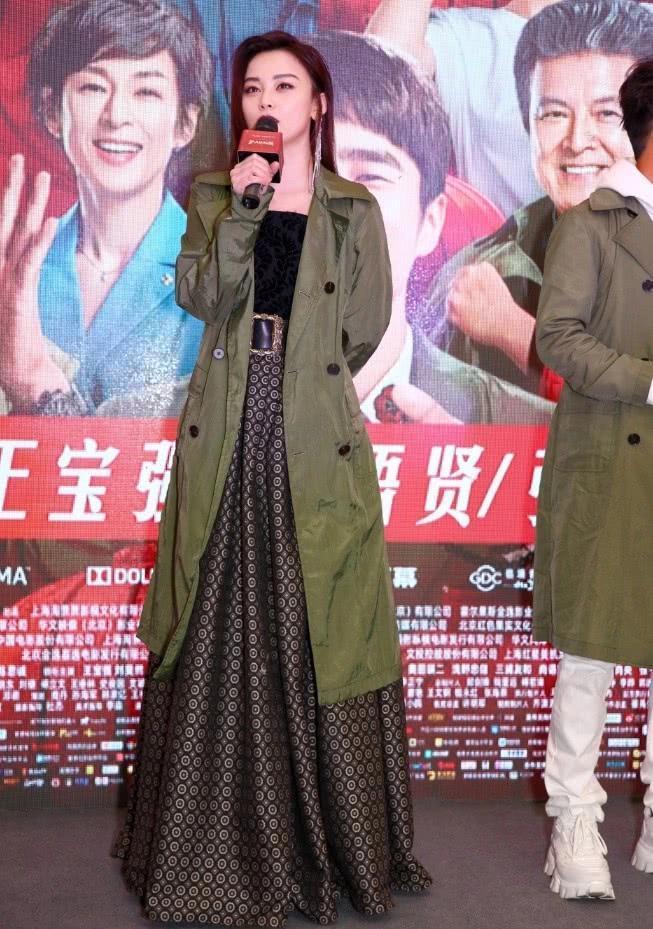 《唐探》女黑客Kiko染回黑发，脚踩“香烟”亮相，飒到没朋友