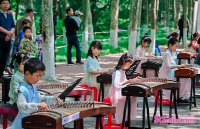 ​筝韵徜徉“世界最美海湾” 青岛太平角上演古筝音乐会