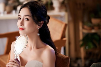 ​Baby穿抹胸裙秀傲人事业线 神态慵懒天鹅颈吸睛