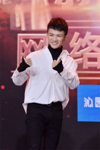 ​周深为什么是女声？