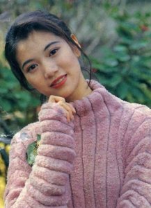 ​袁咏仪到底有多美？看了《富贵之家》中这组剧照堪称“无敌靓”了