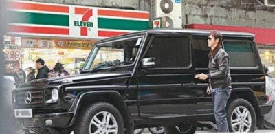 ​陈伟霆扮演的张大佛爷勇猛善战，现实中的座驾也是霸气十足