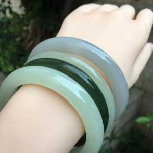 ​和田玉手镯价格大揭秘，看看你买贵了吗？
