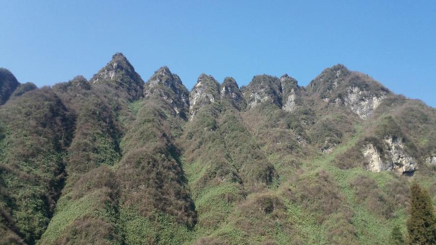 三、恩施汽车西站：乘坐919路公交车到鹤峰县龙凤镇下车。