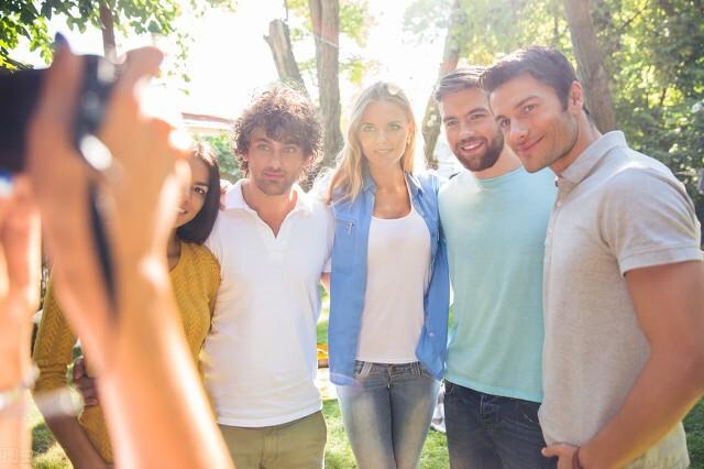 与有肝胆人共事后面是什么（与有肝胆人共事）(2)