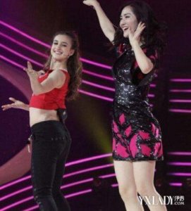 ​谢娜快乐的歌舞蹈魔性招财“舞神”谢娜杨钰莹开启PK模式