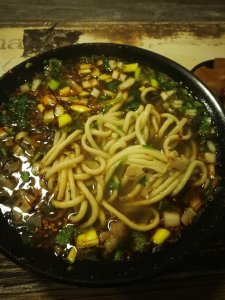 ​在工业园开一家饸烙面到底多赚钱？临沂小夫妻一碗饸烙卖出大名堂