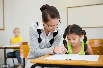 ​“看书”用英语可说“look at a book”吗？