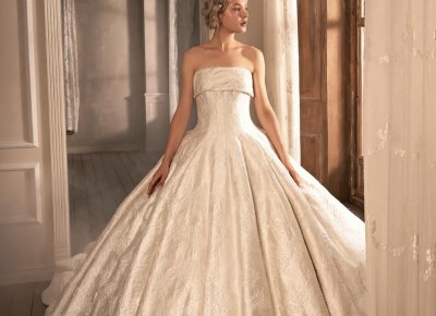 ​男女大庭广众发生关系，被路人阻拦，女子为护男子反抗剧烈