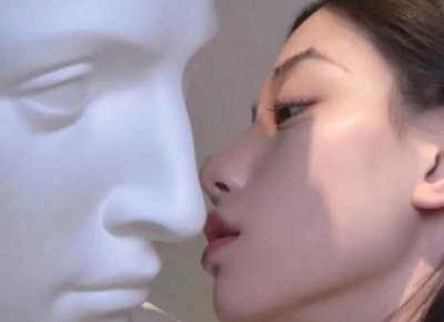 ​一女子嫌男友总是花她的钱购物，趁帮他取快递时，把快递盒弄烂